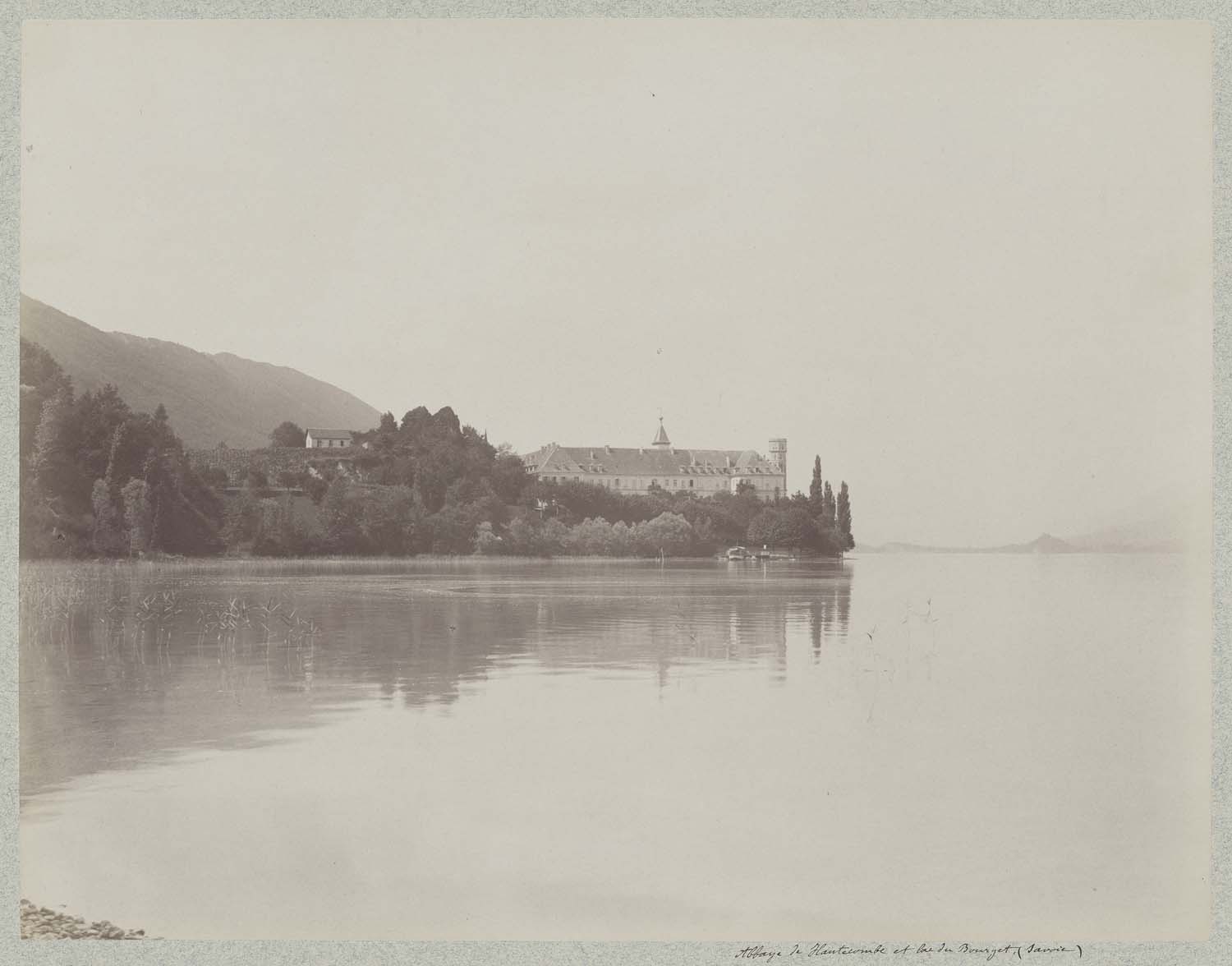 Vue d'ensemble depuis la rive du lac