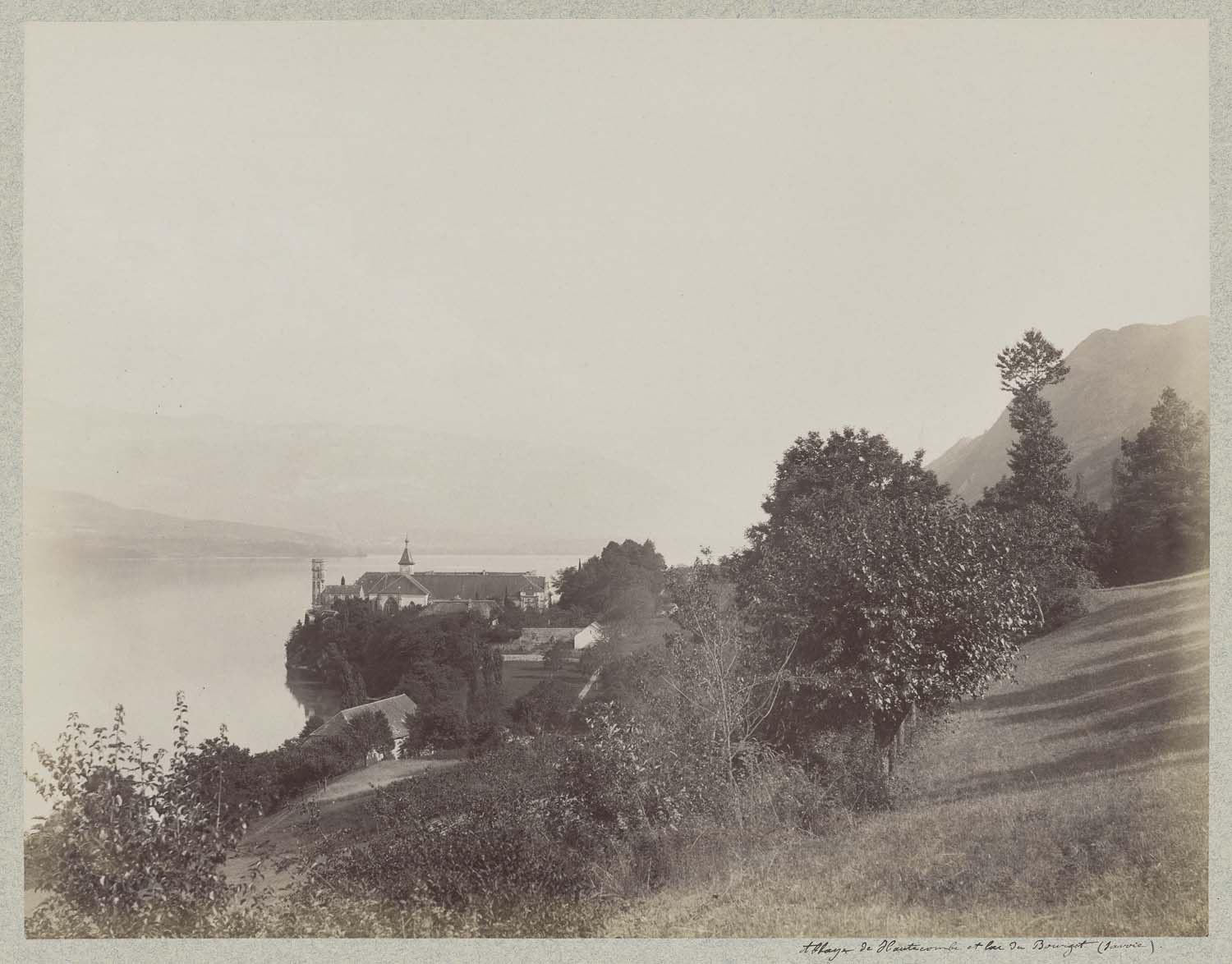Vue d'ensemble depuis la rive du lac