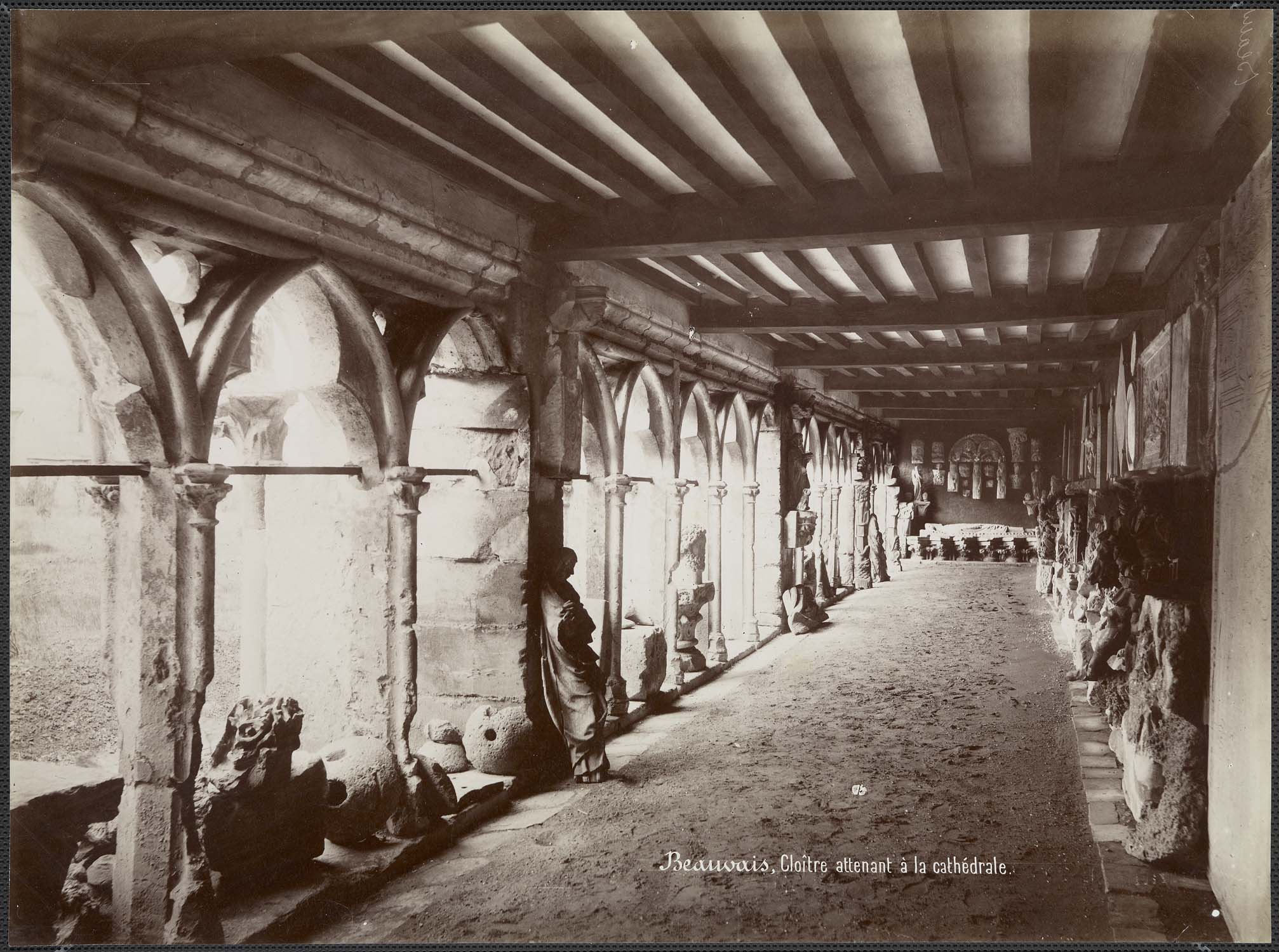 Cloître. Vue intérieure d'une galerie