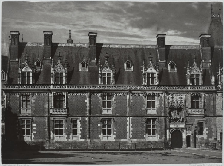 Aile dite de Louis XII. Façade sur la place du château. Vue d'ensemble