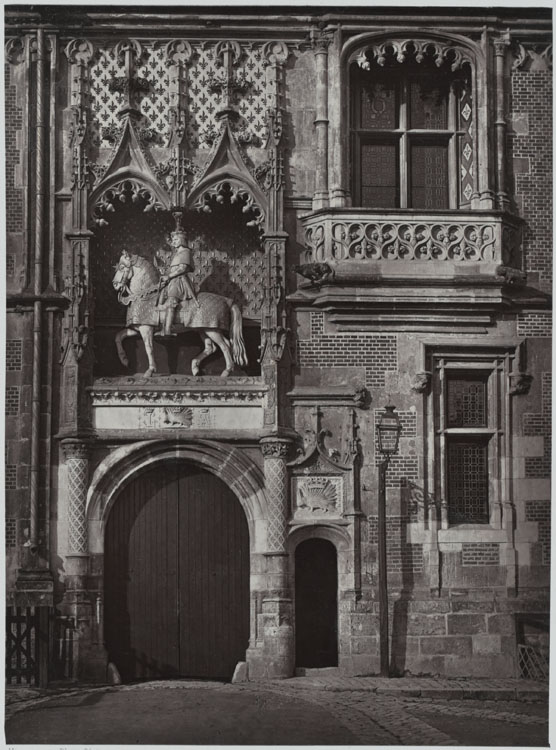 Aile dite de Louis XII. Façade sur la place du château. Portes, statue équestre, fenêtres à balcon