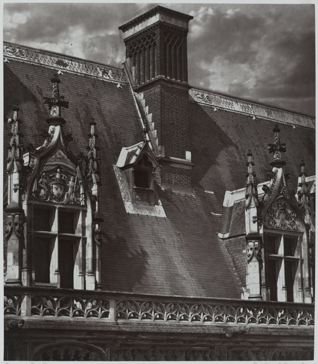 Aile dite de Louis XII. Façade sur la place du château. Lucarnes et souche de cheminée