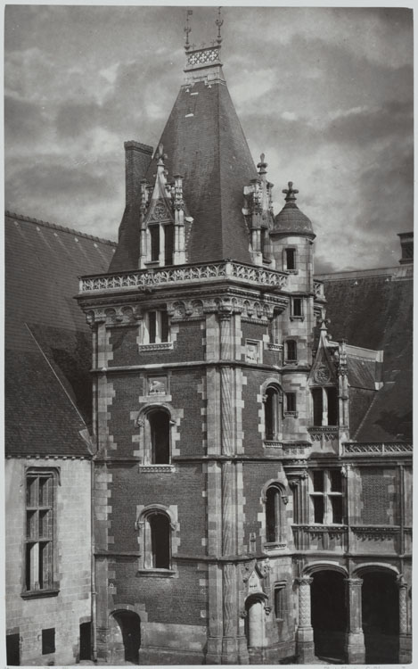 Aile dite de Louis XII. Façade sur la cour d'honneur. Tour d'angle (Grand escalier)