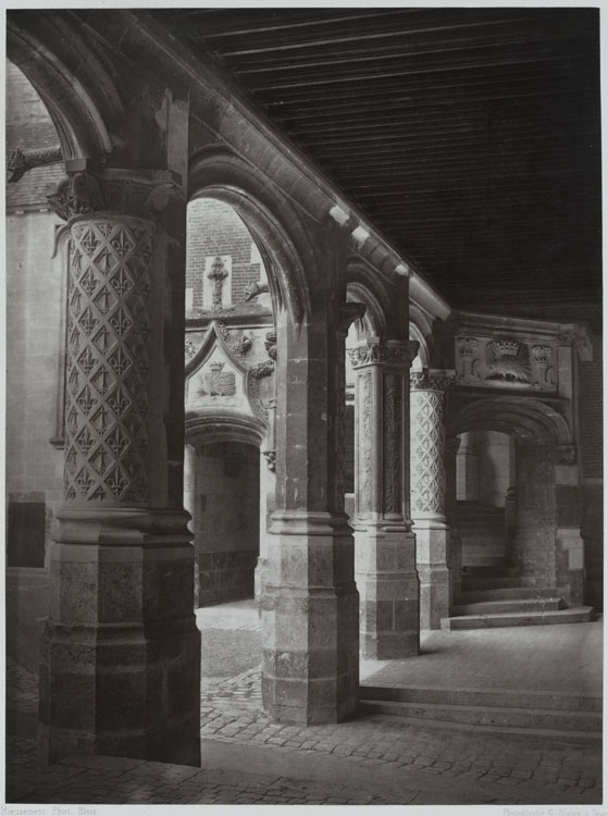 Aile dite de Louis XII. Vue intérieure de la galerie sur la cour et entrée de l'escalier