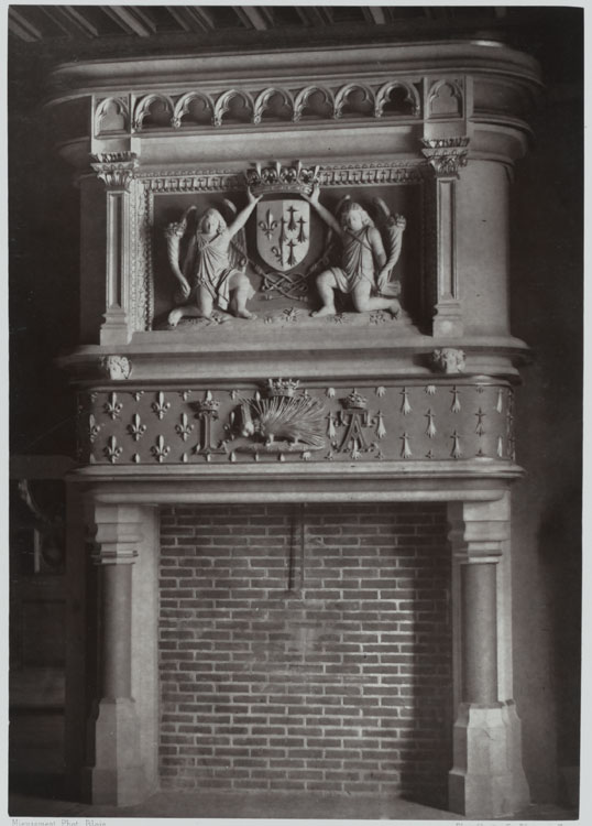 Aile dite de Louis XII. Salle des gardes de la reine. Cheminée aux anges