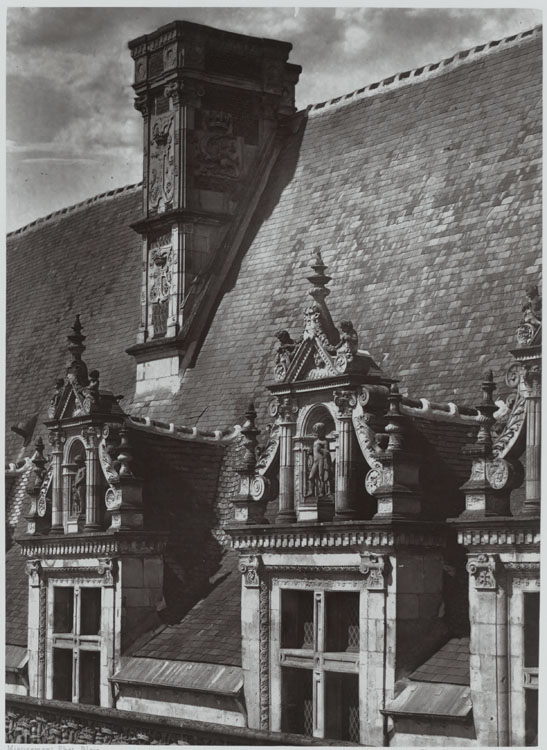 Aile, dite de François 1er. Façade sur la cour. Lucarnes et souches de cheminée