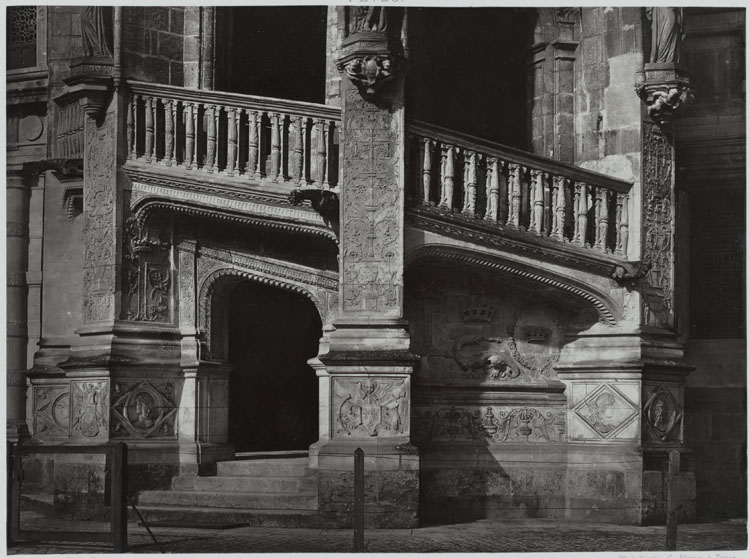 Aile, dite de François 1er. Grand escalier sur la cour d'honneur. Partie inférieure