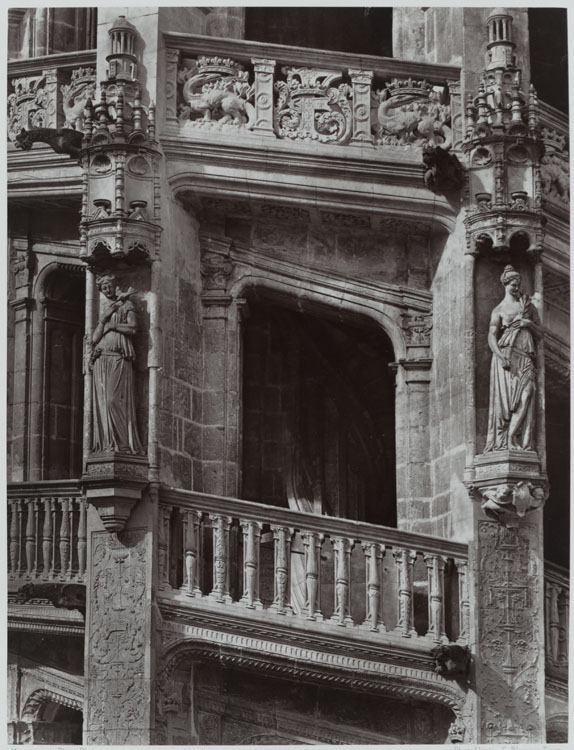 Aile, dite de François 1er. Grand escalier sur la cour d'honneur. Partie milieu