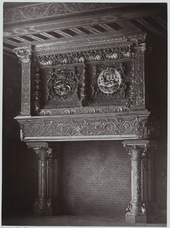 Aile, dite de François 1er. Salle des gardes de la reine (1er étage). Cheminée aux emblèmes