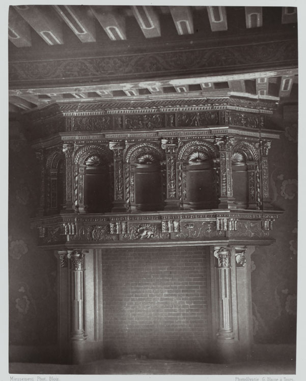 Aile, dite de François 1er. Salle des gardes de la reine (1er étage). Cheminée aux niches