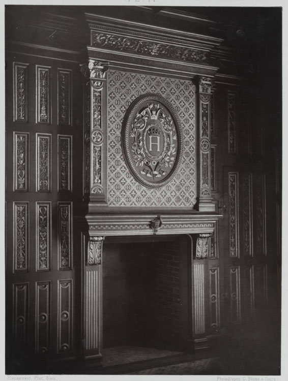 Aile, dite de François 1er. Salle des gardes de la reine (1er étage). Cheminée en bois sculpté