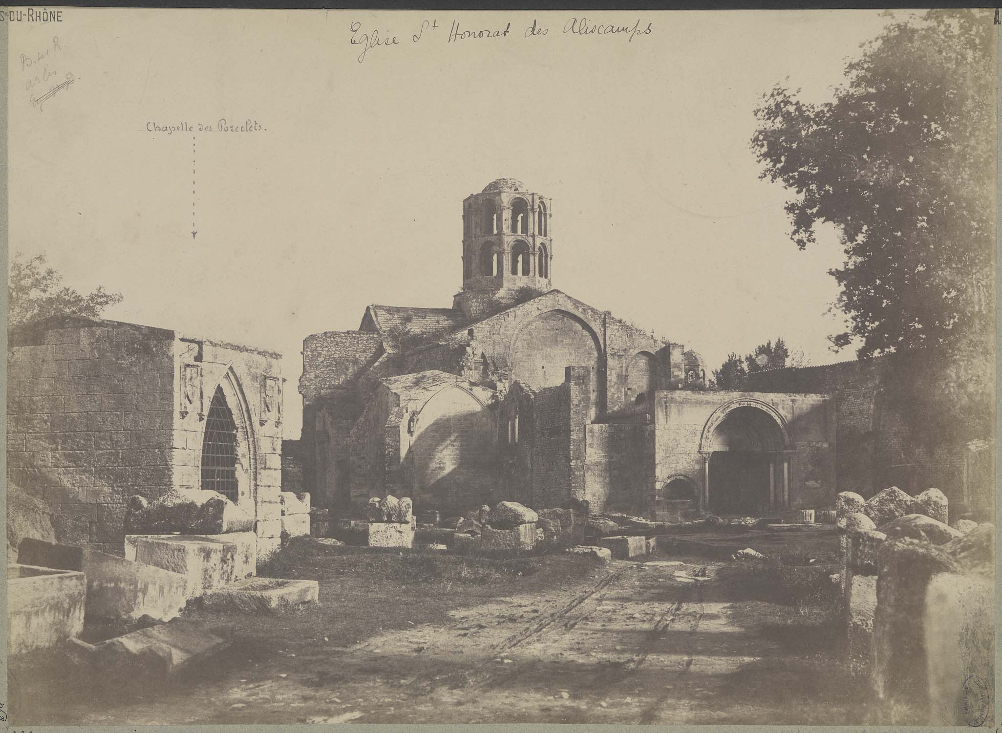 Vue d'ensemble de l'église Saint-Honorat