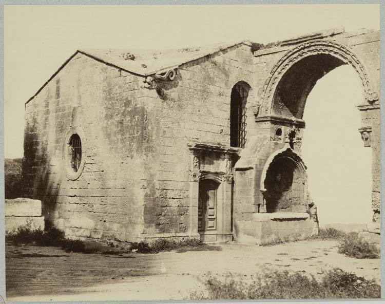 Chapelle Saint-Accurse avec l'arc dit de Saint-Césaire