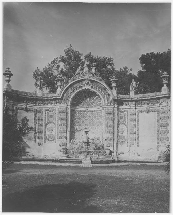 Buffet d'eau du parc. De style baroque, à décoration polychrome (bouquets en coquillages, mosaïques sur fond orange et rouge), il s'organise sur trois panneaux : la fontaine, dans la partie centrale, alimentée par un aqueduc, et deux panneaux latéraux, rappelant la construction d’un retable.