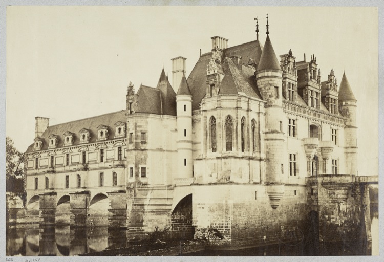 Vue d'angle du côté de la chapelle