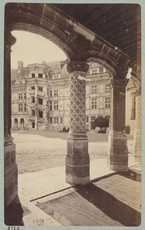 Vue prise sous la colonnade