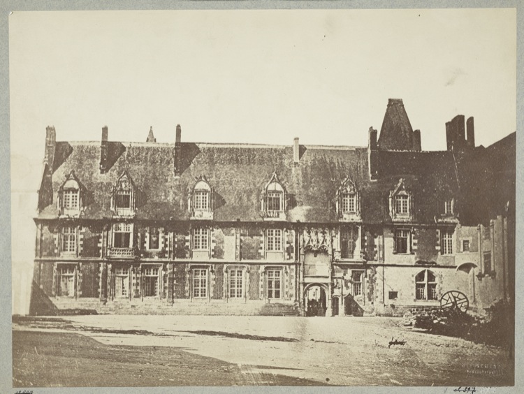 Aile Louis XII : façade sur la place avant restauration