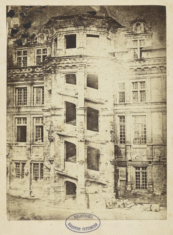 Aile François Ier : escalier avant restauration