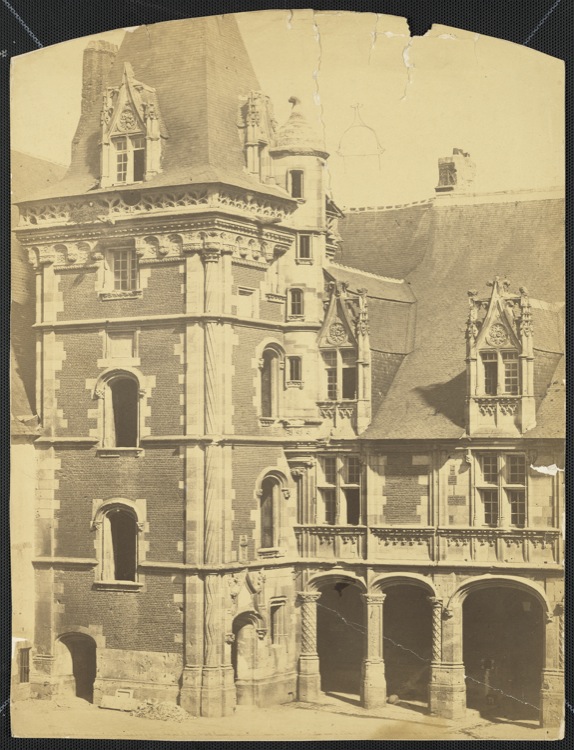 Cour intérieure : tourelle d'escalier à l'angle des ailes François 1er et Louis XII