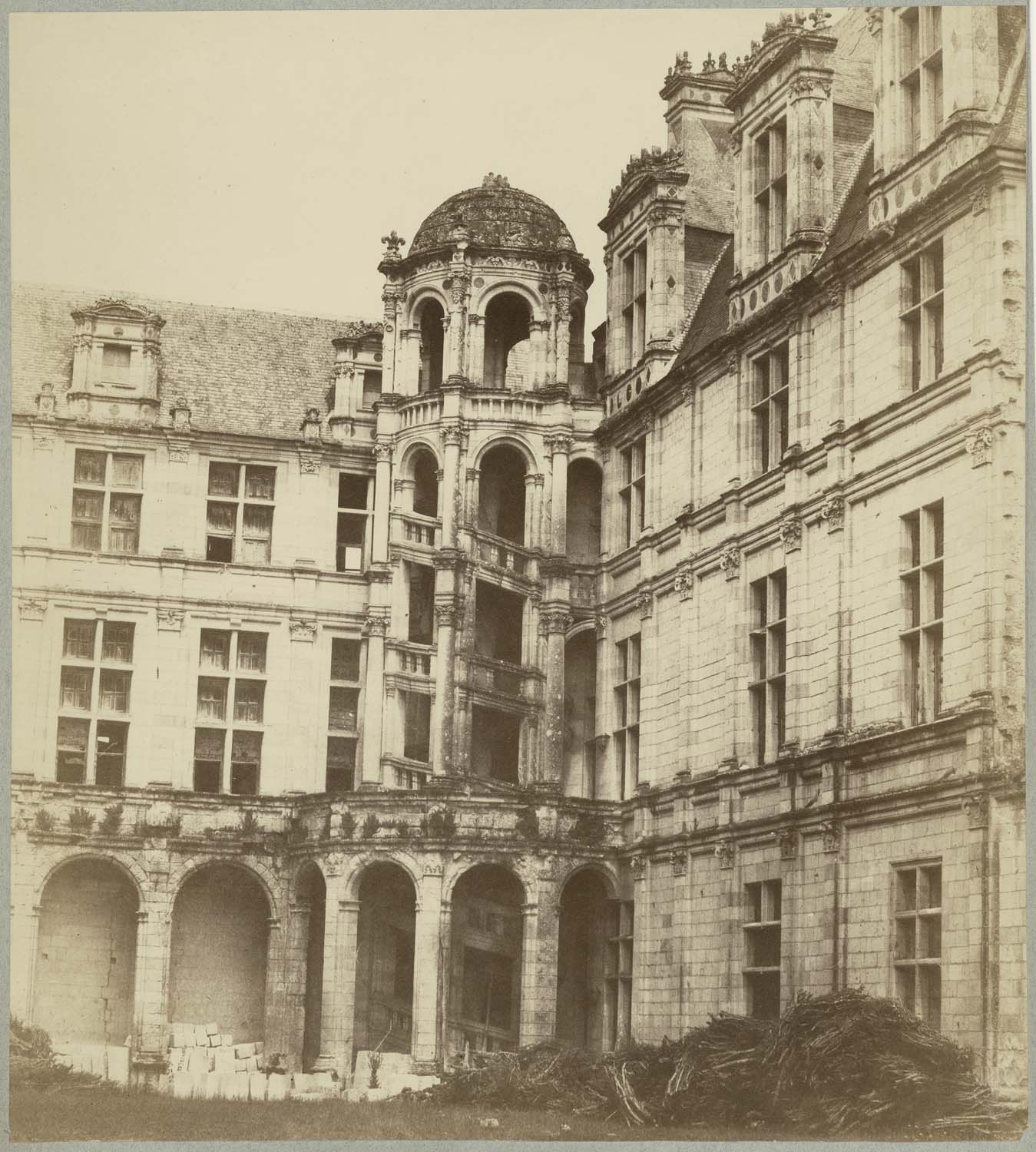 Cour d'Orléans, escalier d'angle