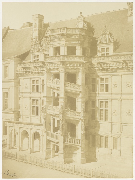 Aile Louis XII ; escalier d'angle sur la cour