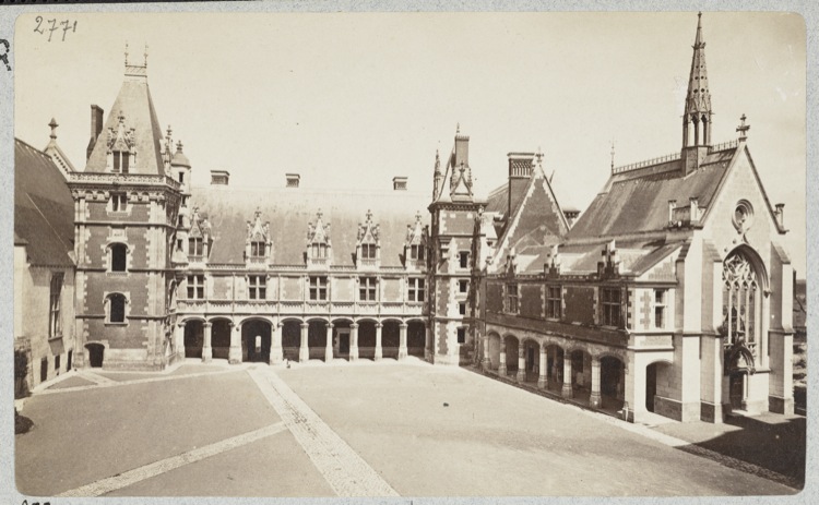 Colonnade et chapelle