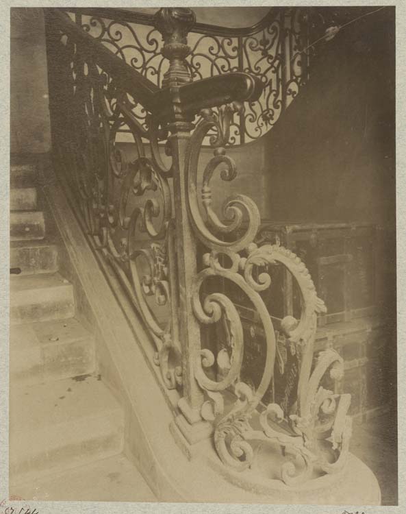 Intérieur, départ de rampe d'escalier