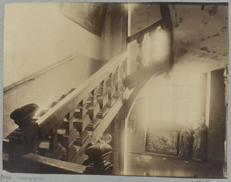 Statue, escalier en bois