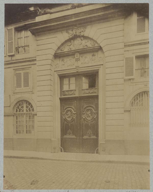 Façade sur rue, portail