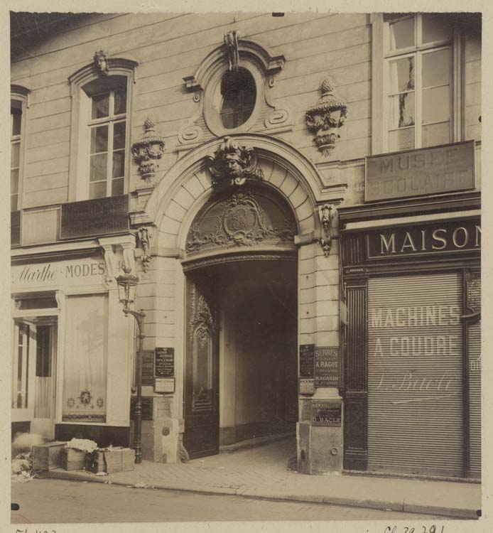 Façade sur rue, portail