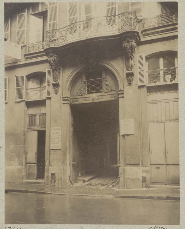 Façade sur rue, portail