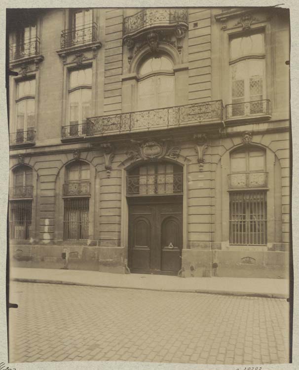 Façade sur rue, portail