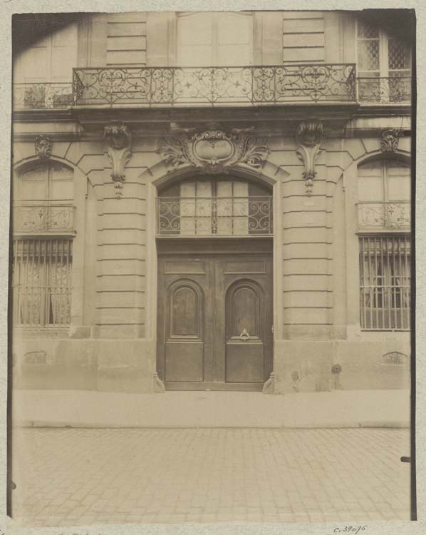 Façade sur rue, portail