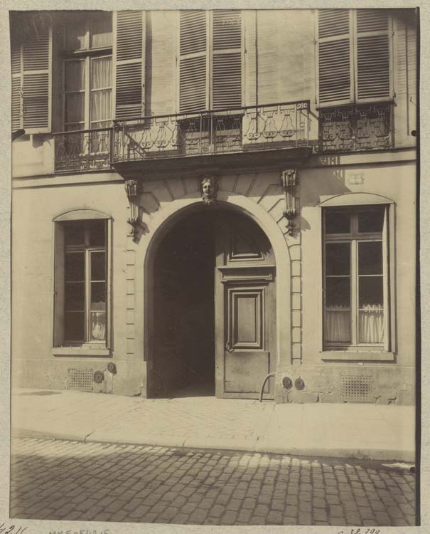 Façade sur rue, portail