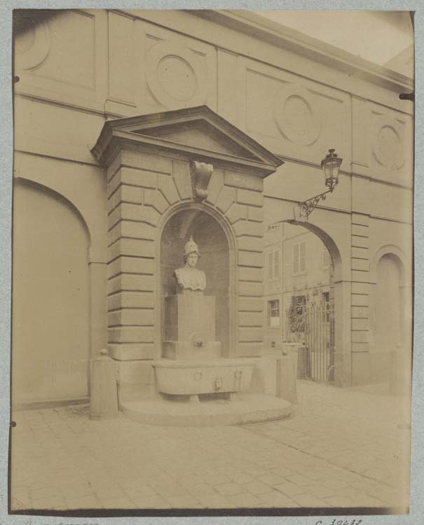 Vue de la cour et de la fontaine