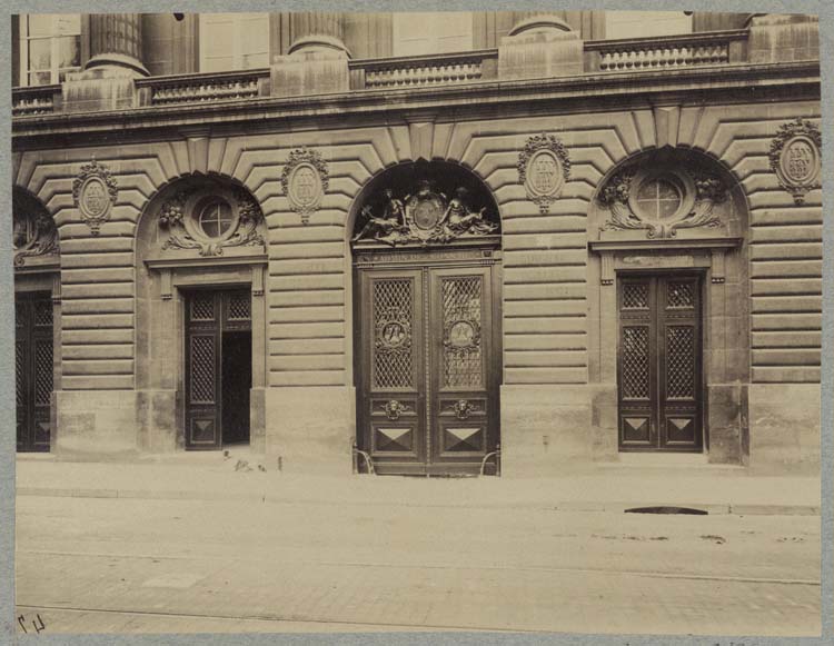 Façade sur rue, portail