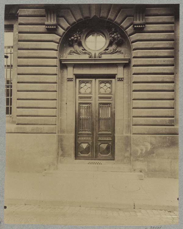 Façade sur rue, porte