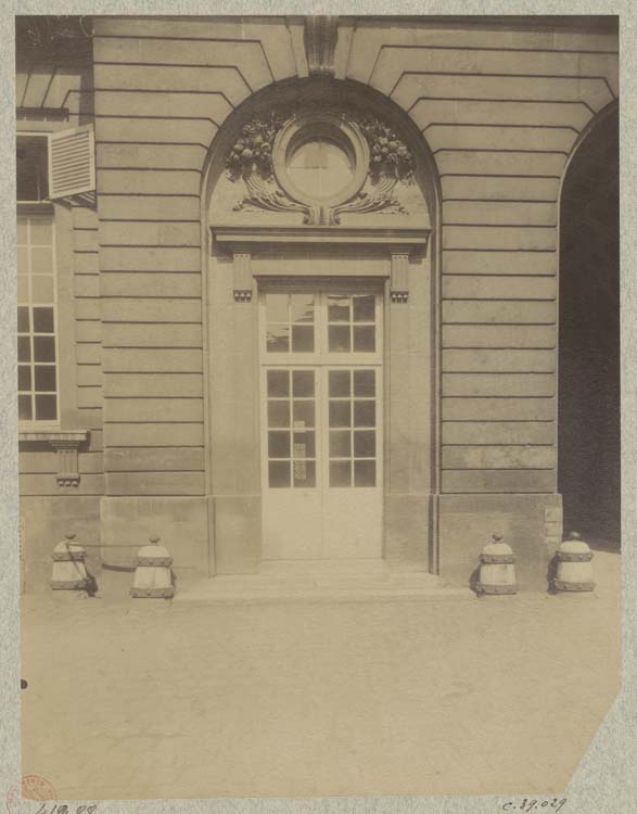 Vue de la cour et de la porte