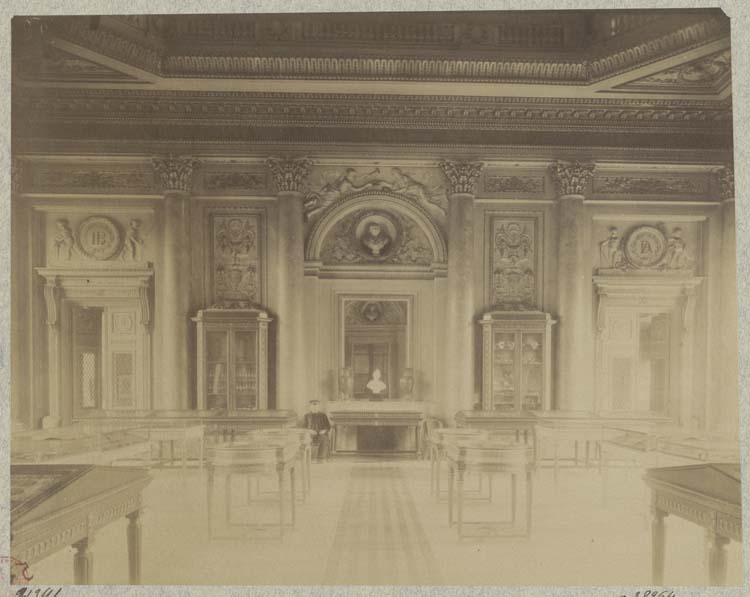 Intérieur, vitrine de la salle d'exposition