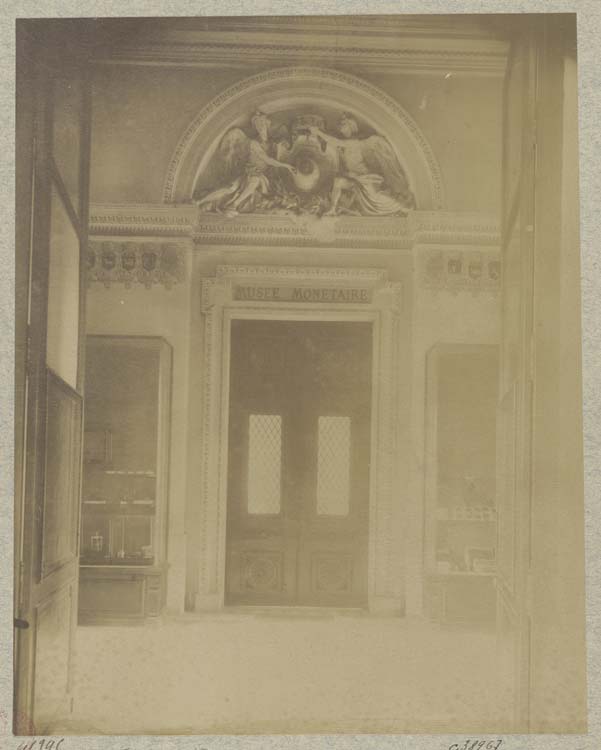 Intérieur, porte d'entrée du musée monétaire