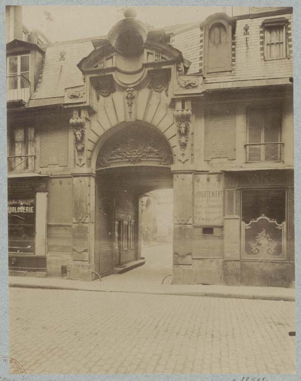 Façade sur rue, portail