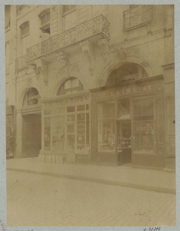 Façade sur rue, vue de la devanture