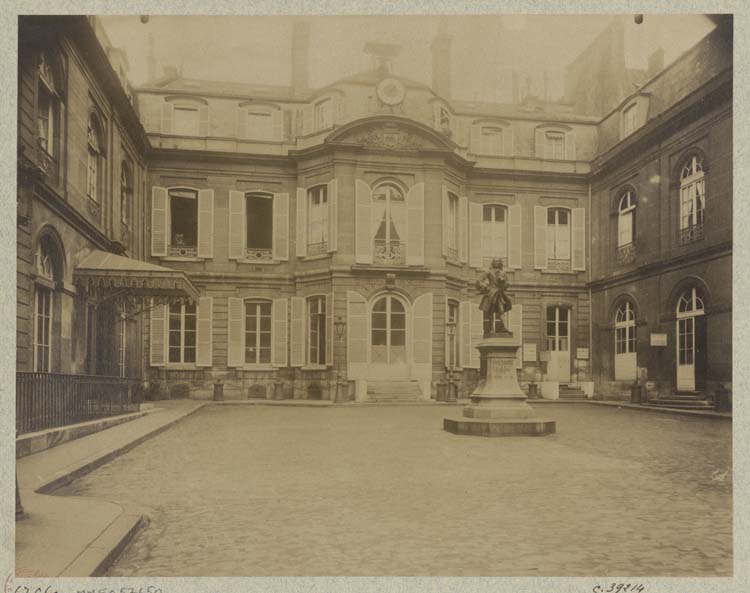 Façade sur cour, statue de Voltaire