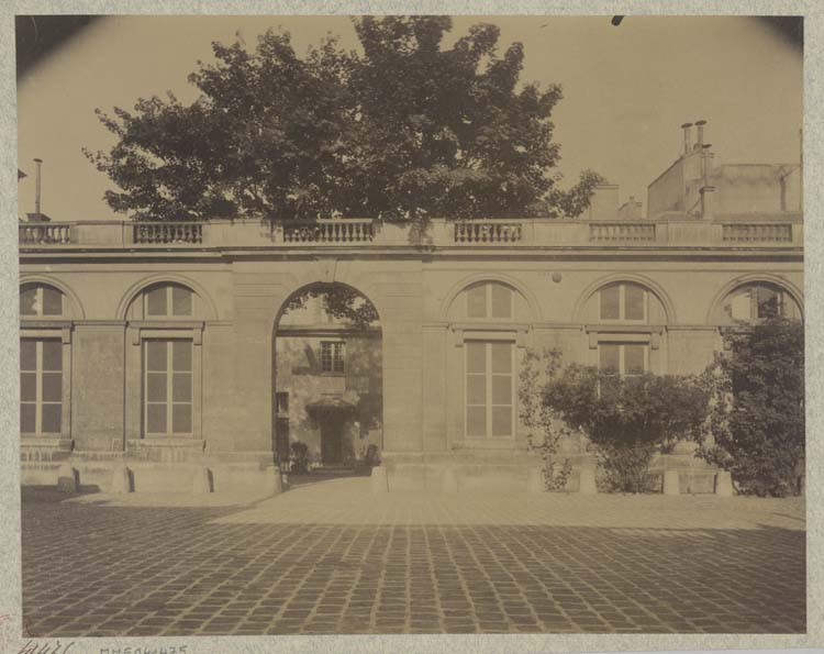 Aile sur la cour ; balustrade et baies en arcade