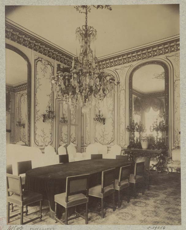 Vue intérieure du salon et des boiseries