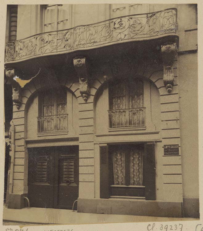 Façade sur rue, portail