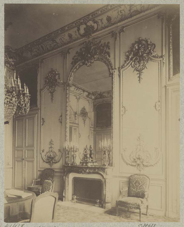 Vue intérieure du salon et des boiseries du salon d'attente