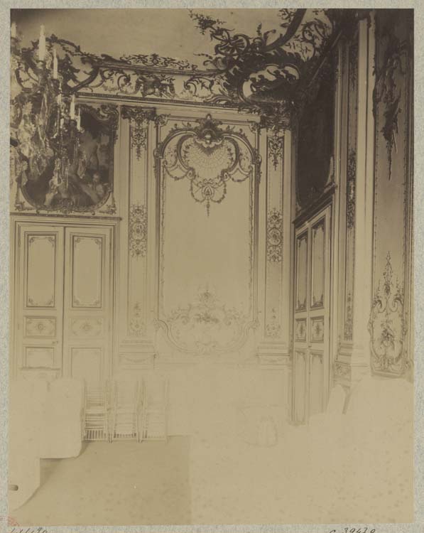 Vue intérieure du grand salon et des boiseries