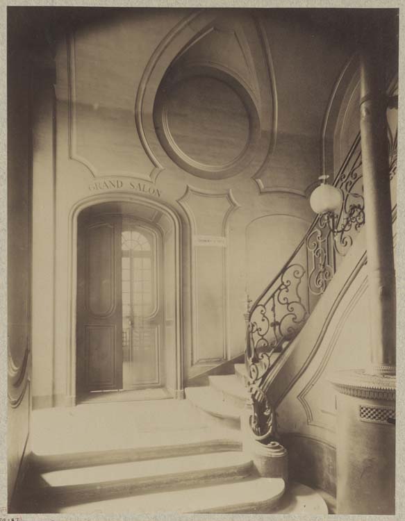 Vestibule et départ de rampe d'escalier