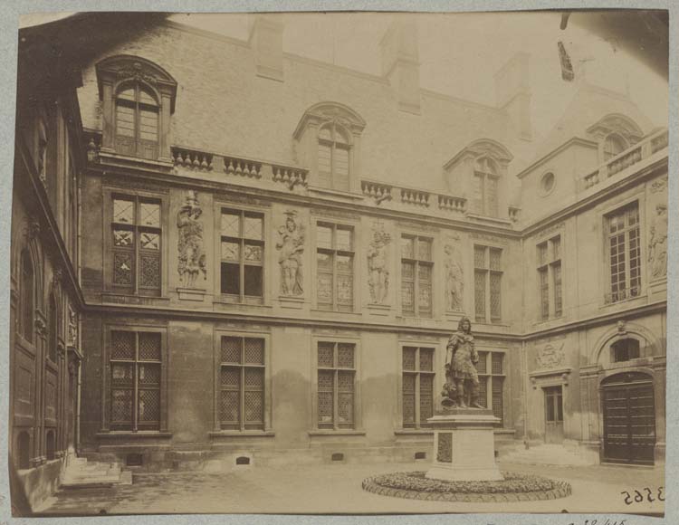 Façade sur cour et statue de Louis XIV